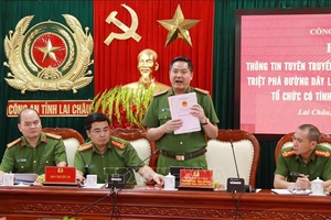 'Phá đường dây làm giả giấy tờ quy mô lớn, thu giữ gần 10.000 tài liệu giả