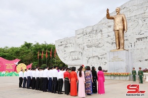 Dâng hoa, dâng hương Tượng đài "Bác Hồ với đồng bào các dân tộc Tây Bắc" và Đền thờ Bác Hồ