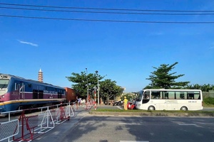 An toàn giao thông: Xử lý nghiêm hành vi cố tình băng qua đường sắt khi tàu đến