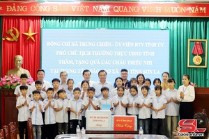 Đồng chí Hà Trung Chiến thăm, tặng quà thiếu nhi tại Trung tâm Bảo trợ xã hội tỉnh Sơn La
