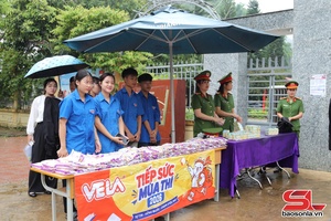'Dấu ấn màu xanh tình nguyện "tiếp lửa" mùa thi