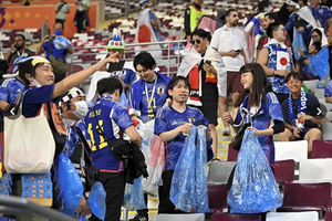 'Nét đẹp văn hoá dọn dẹp khán đài của CĐV Nhật Bản mỗi mùa World Cup