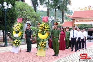 'Dâng hoa, dâng hương tưởng niệm các Anh hùng liệt sĩ tại Nghĩa trang liệt sĩ phường Mộc Châu