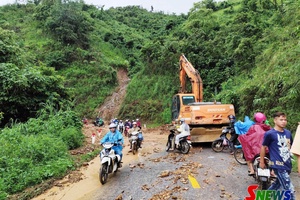 'Khẩn trương khắc phục tuyến QL.279D bị sạt lở đất đá