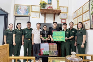 'Chuyển trao 80 triệu đồng cho thân nhân liệt sĩ Lù Công Thắng
