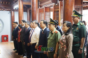 Đại biểu HĐND tỉnh dâng hương Đền thờ Bác Hồ và viếng Nghĩa trang Liệt sĩ Nhà tù Sơn La