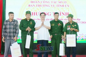 'Phó Chủ tịch Thường trực Uỷ ban MTTQ Việt Nam tỉnh tặng quà gia đình chính sách