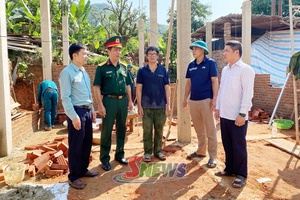'Kiểm tra tiến độ xây dựng, sửa chữa nhà ở cho con đẻ người hoạt động cách mạng bị nhiễm chất độc hóa học tại xã Bó Sinh