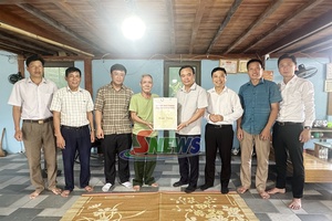 Đồng chí Phó chủ tịch Thường trực UBND tỉnh tặng quà gia đình người có công xã Phù Yên