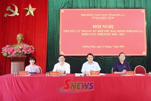 Đồng chí Chủ tịch HĐND tỉnh Sơn La tiếp xúc cử tri phường Chiềng Sinh