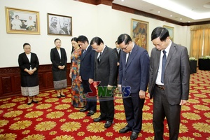 Đoàn đại biểu tỉnh Sơn La viếng Chủ tịch Quốc hội Lào Xaysomphone Phomvihane
