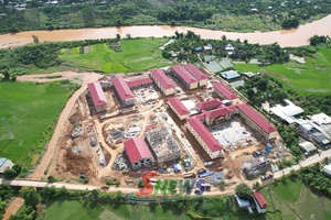 'Màu áo lính trên công trình trường học nội trú vùng biên