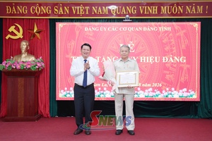 Đảng ủy Các cơ quan Đảng tỉnh trao tặng, truy tặng Huy hiệu Đảng đợt 2/9 cho các đảng viên