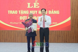 Đồng chí Bí thư Tỉnh ủy trao Huy hiệu Đảng tại phường Chiềng An