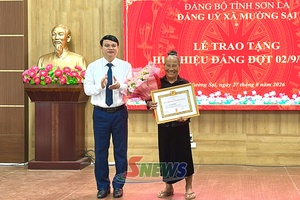Đồng chí Phó Chủ tịch UBND tỉnh trao Huy hiệu Đảng tại xã Mường Sại