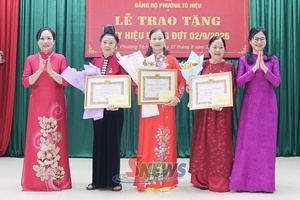 'Trao tặng Huy hiệu Đảng cho 41 đảng viên thuộc Chi bộ tổ 13, Đảng bộ phường Tô Hiệu