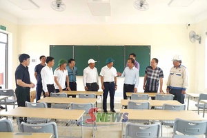 Đồng chí Phó Chủ tịch Thường trực UBND tỉnh kiểm tra công tác chuẩn bị năm học mới tại Chiềng Sơn