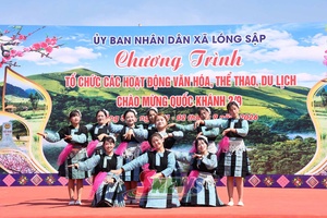 Nhân dân xã Lóng Sập rộn ràng đón Quốc khánh 2/9
