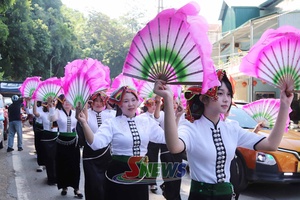 Sôi động hoạt động biểu diễn văn hóa cộng đồng đường phố trên cao nguyên