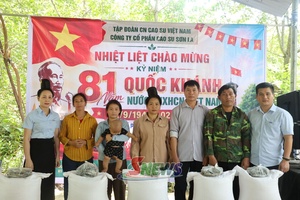 'Công ty CP Cao su Sơn La trao quà cho người lao động