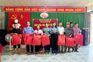 Đồng chí Trưởng ban Nội chính Tỉnh ủy dự sinh hoạt Chi bộ bản Quế Sơn, xã Chiềng Sại