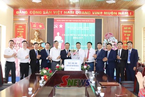 Đồng chí Phó Chủ tịch Thường trực UBND tỉnh đến chúc mừng, động viên thầy và trò Trường THCS và THPT Chiềng Sơn nhân dịp khai giảng năm học mới