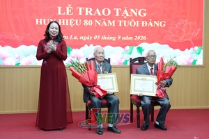 Đồng chí Phó Chủ tịch nước trao tặng Huy hiệu 80 năm tuổi Đảng cho các đảng viên thuộc Đảng bộ tỉnh Sơn La