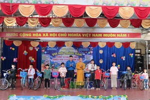 'Chương trình Vui hội trăng rằm "Thắp sáng ước mơ thiếu nhi Sơn La" tại Mường Khiêng