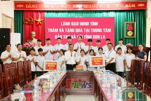Đồng chí Phó Chủ tịch Thường trực UBND tỉnh thăm, tặng quà Trung tâm Bảo trợ xã hội tỉnh nhân dịp Tết Trung thu