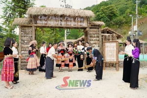 'Độc đáo chợ phiên Pha Đin