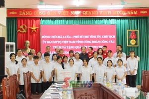Đồng chí Chá A Của thăm, tặng quà Trung tâm Bảo trợ xã hội tỉnh nhân dịp Trung thu