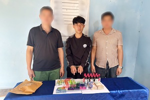 'Phối hợp bắt 2 đối tượng, thu hơn 2.200 viên ma túy tại Lào