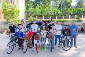 'Trao tặng 10 xe đạp cho học sinh có hoàn cảnh khó khăn xã Mường É