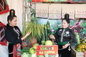 'Trưng bày, giới thiệu các sản phẩm nông sản đặc trưng xã Chiềng Mai