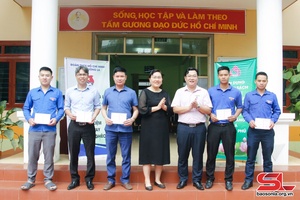 Gruô hu Tuần grâuv pax “gra nhiax tuôx tsês, côngv têk viv nênhs pluôs”