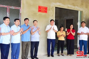Nghiệm thu cánh chắp biển công trình choi tẳng hươn máư piến hươn khát pé nẳng xã Chiềng Lao