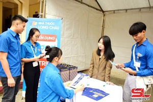 Son La Medical College holds job fair 2023