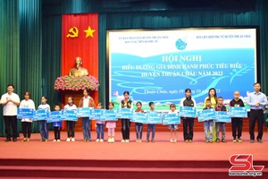 Conference honours outstanding happy families in Thuan Chau district