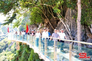Chủ tịch Quốc hội Vương Đình Huệ muk shuôk Qơư nuôv zax Mộc Châu Island