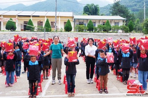 Gifts presented to students of Ngoc Chien Primary School