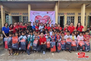 Gifts presented to ethnic minority students in Moc Chau district