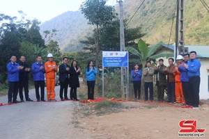 Project lights up Van Ho district’s Suoi Bang commune