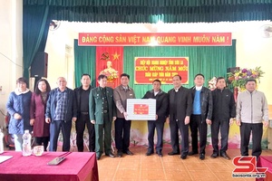 Provincial Business Association delegation visits, presents gifts to Song Khua commune