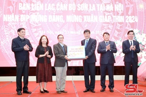 Provincial leaders meet with Son La Officials Liaison Committee in Hanoi