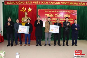 Provincial leaders present gifts to people in Thuan Chau district