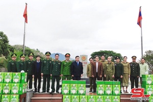 Song Ma presents rice to armed forces in Laos’ Muang Et district