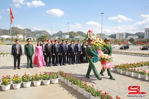 Provincial leaders offer incense at Uncle Ho's Temple