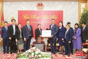 Đại sứ đặc mệnh toàn quyền mương CHDCND Lào nẳng Việt Nam tặc chao dử dàm uồn pa tỉnh Sơn La