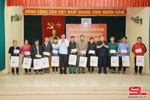Provincial Party leader delivers Tet gifts in Bac Yen district