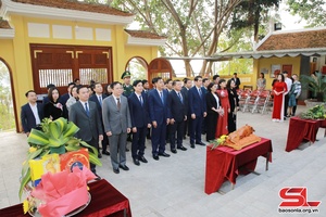 Provincial leaders offer incense in commemoration of King Le Thai Tong, Uncle Ho, martyrs